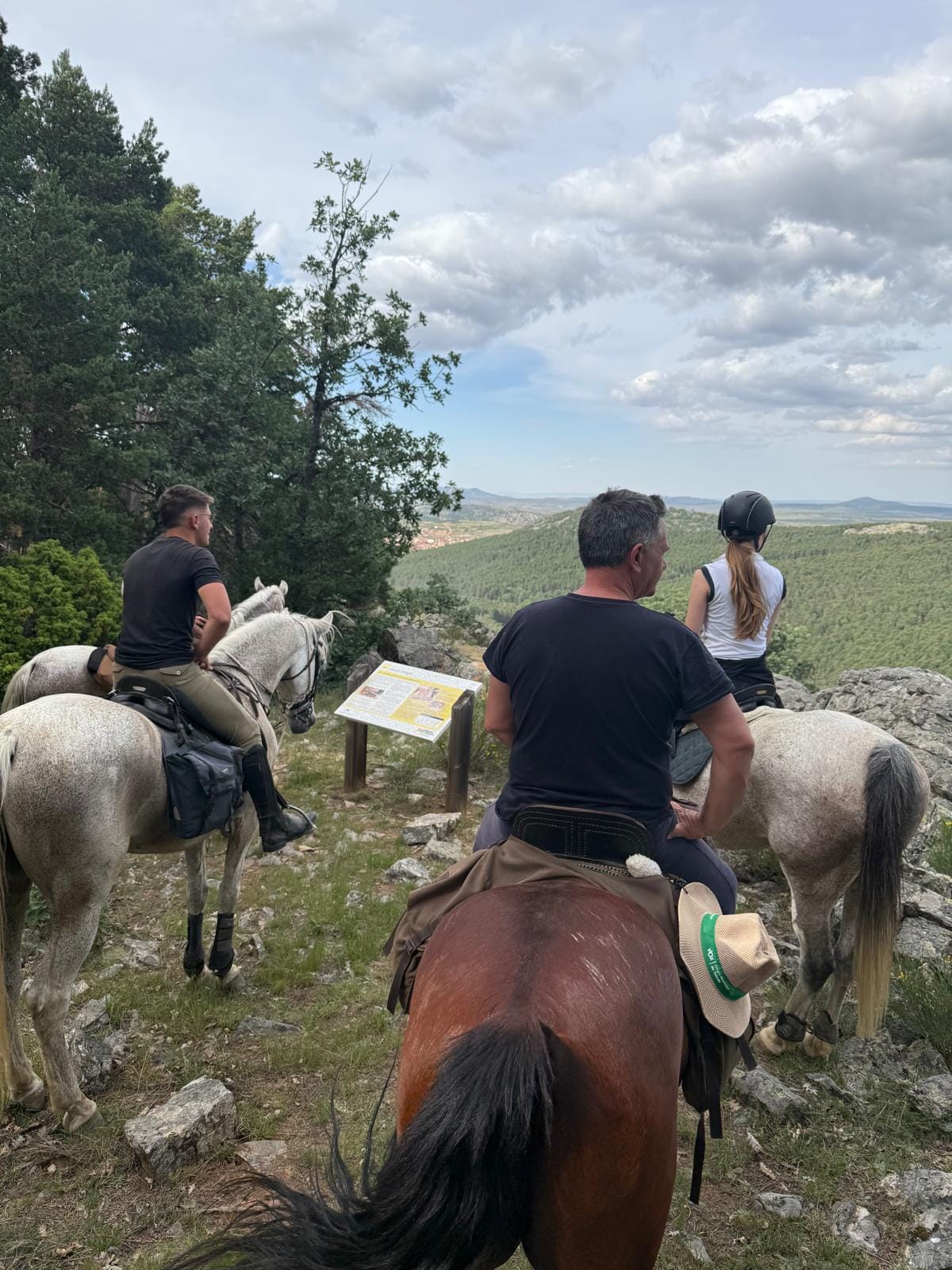 Jinetes en un mirador con vistas al valle y la sierra desde el Parque Natural de la Vallesa