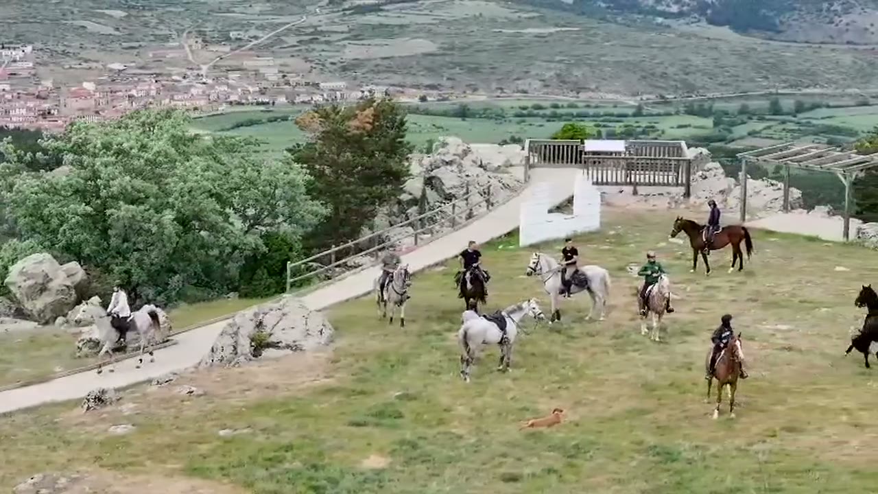 Vista aérea de un grupo a caballo por los senderos de la sierra, cerca de Valencia